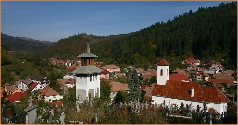 Dorf in Berglandschaft