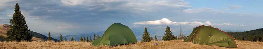 Zelte vor Berglandlschaft