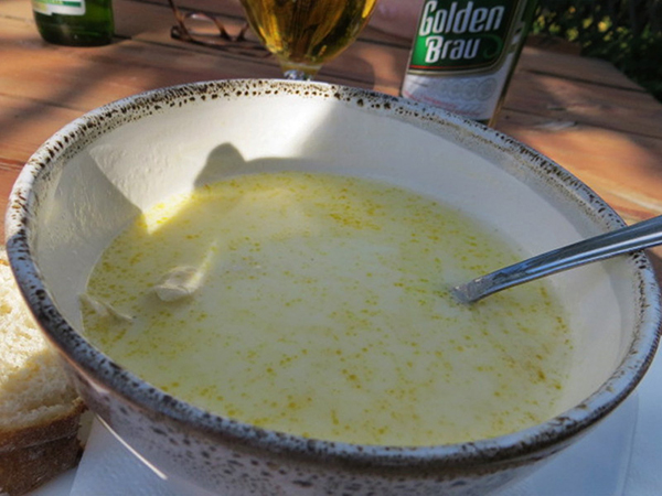 Teller mit Suppe gefüllt
