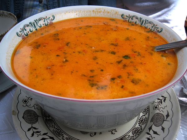 Teller mit Suppe gefüllt