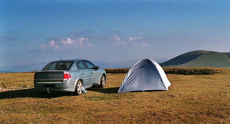 Auto und Zelt auf einer Wiese
