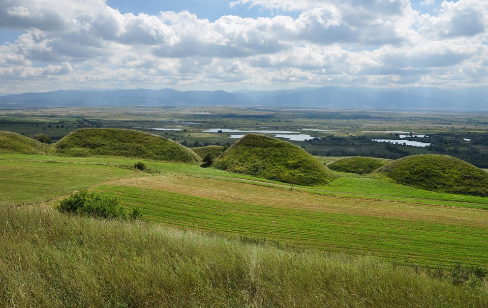 Hügelkette auf einem Feld mit Seen im Hintergrund