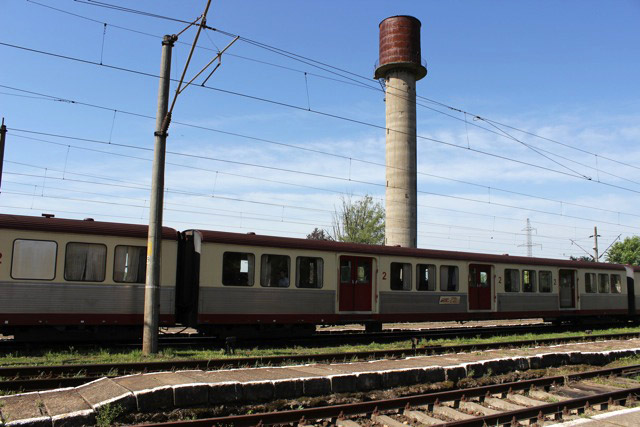 Zug steht auf einem Bahnhof