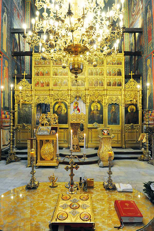 kunstvoll gestalteter goldener Altar
