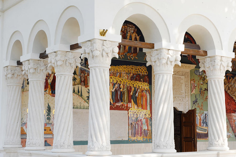 kunstvoll gestaltete Säulen eines Kircheneingangs