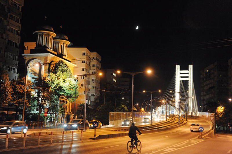 Straßen und Brücken bei Nacht