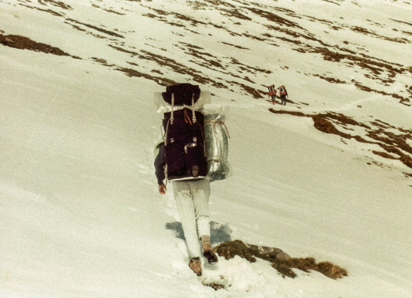 Menschen laufen durch Schnee