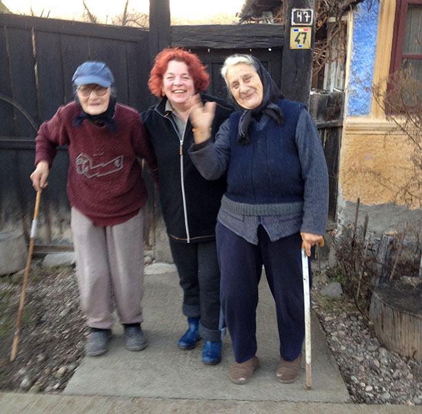 Hella mit zwei Nachbarinnen vor einem Tor stehend