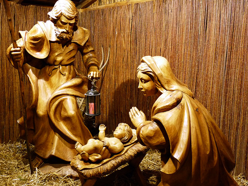 Maria und Josef mit Jesus in der Krippe