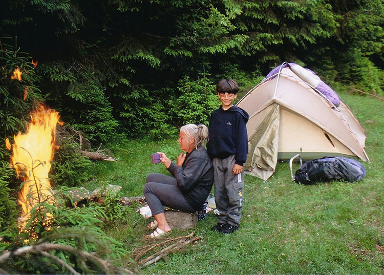 Foto von einer Wiese mit Zelt und Lagerfeuer
