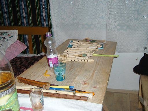 Tisch mit ungefähr 20 bis 30 selbstgebauten Holzflöten