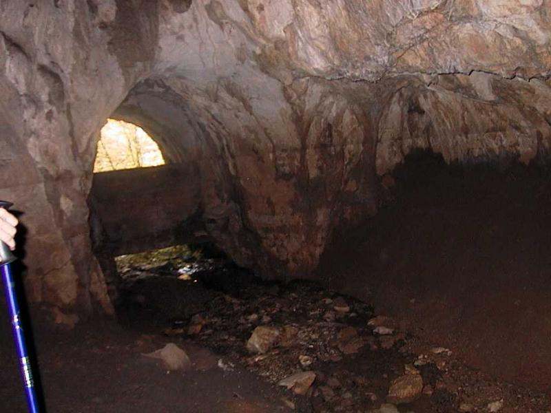 Tunnel mit Wasserstandsmarken