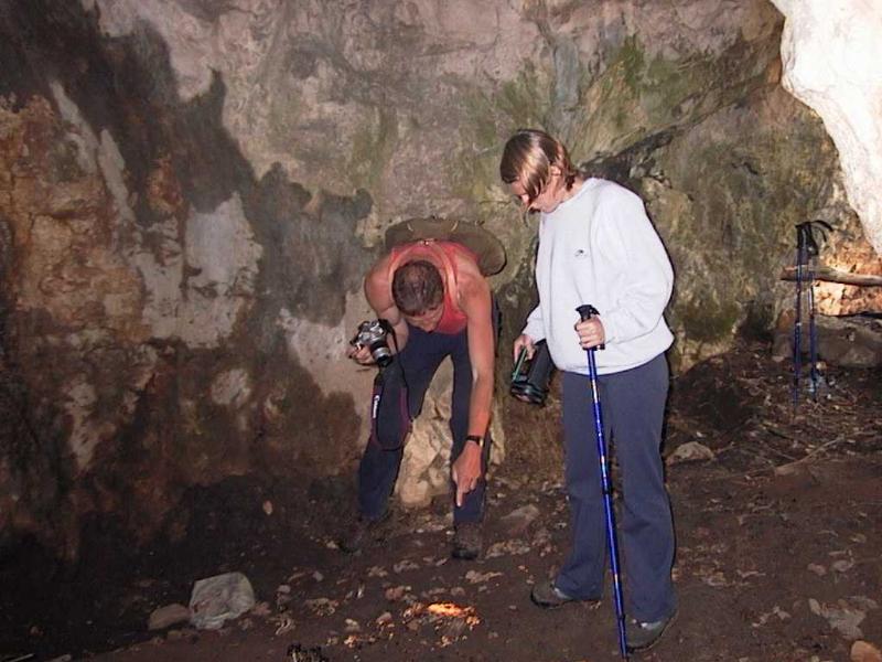 Willi erkundet eine Höhle