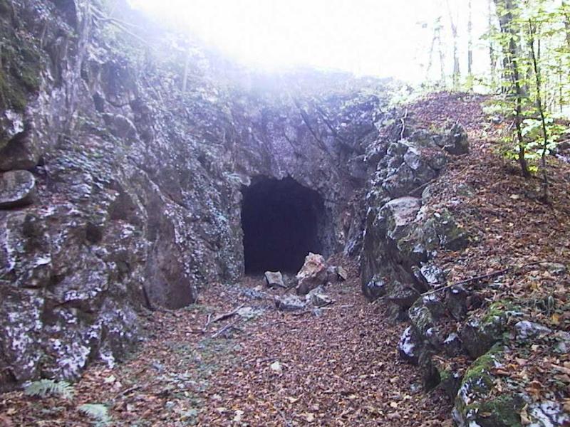 Tunneleingang mit Felsbrocken davor