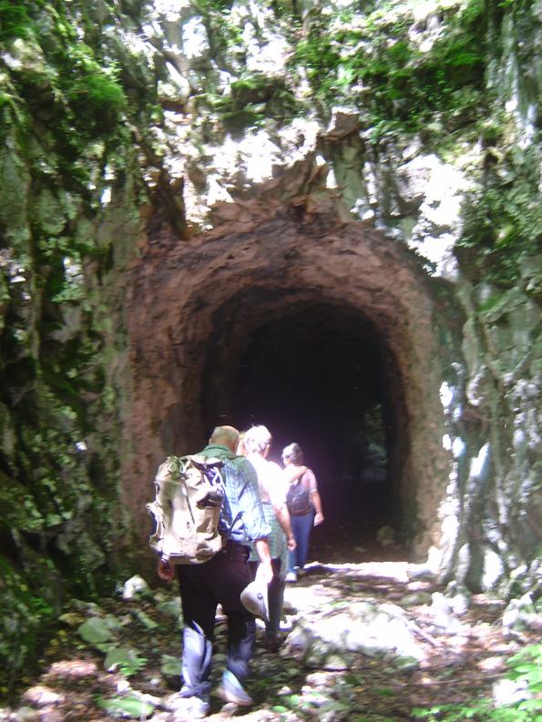 Wanderer gehen in Tunnel