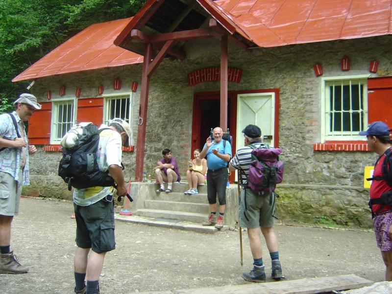 Wandergrupper vor Höhleneingang