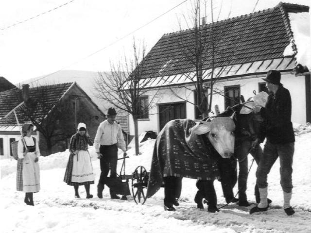 historisches Foto Bauernfamilie mit Flug in Schneelandschaft