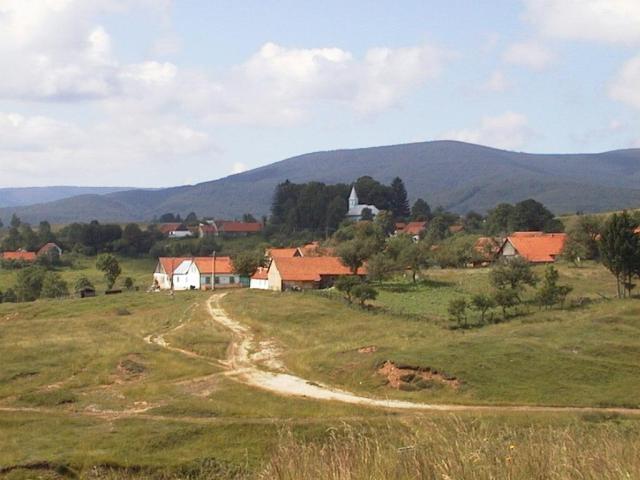 Berglandschaft mit Dorf im Vordergrund 