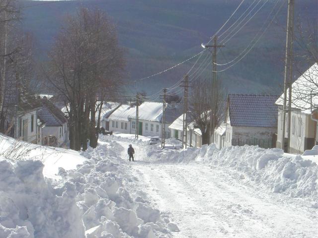 verschneite Dorfstraße