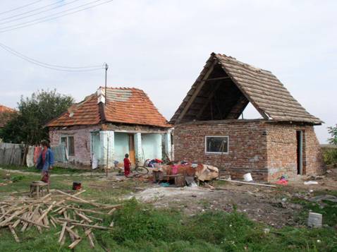 zwei Häuser in desolatem Zustand