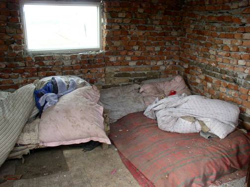 Betten auf Fußboden im unverputzem Ziegelhaus