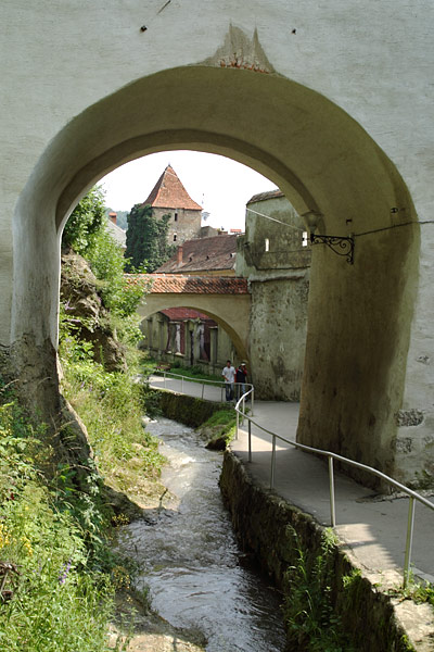 Fluss mit Stadtmauer