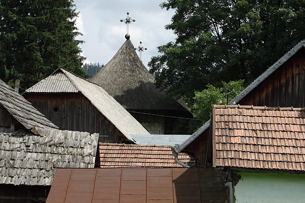 Dächer und im hinergrund das Dach der Kirche