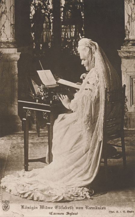 Elisabeth am Schreibtisch sitzend