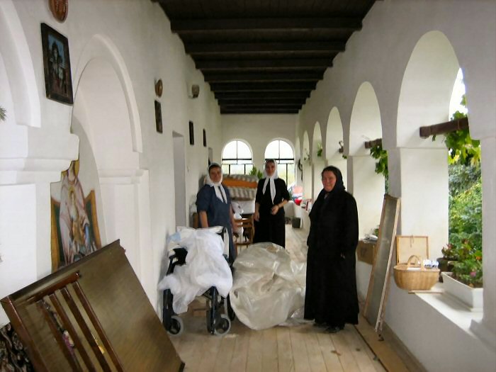 Klostergang mit Nonnen