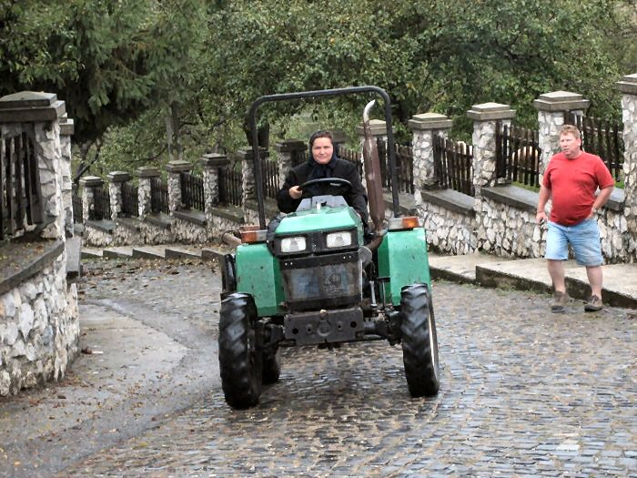 Nonne auf Traktor