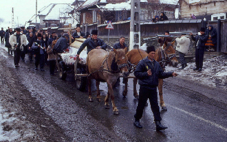 Trauerzug durch das Dorf