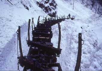 leere Holzanhänger im Schnee