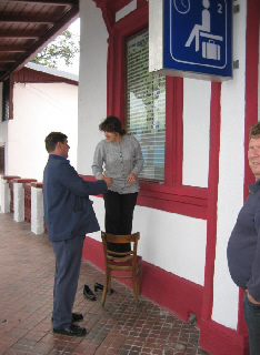 zwei Männer kommen der Frau zu Hilfe