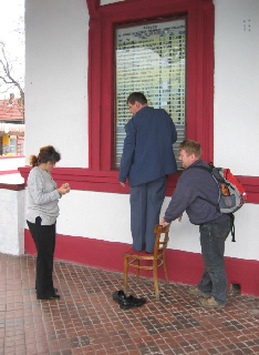 Mann steht jetzt auf dem Stuhl 