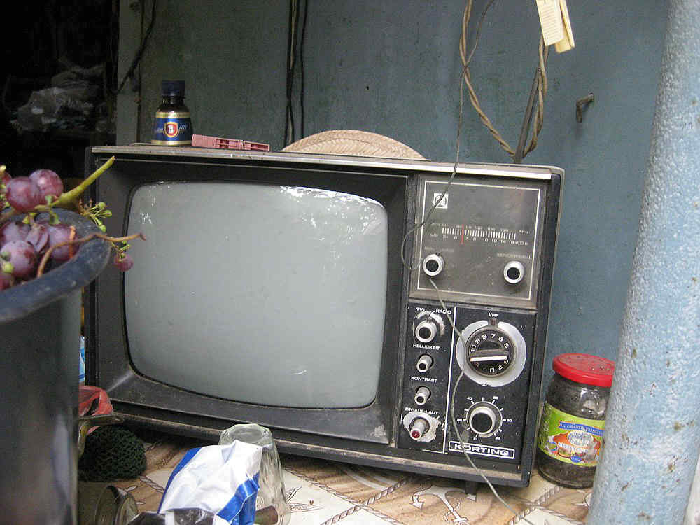 Fernseher auf Tisch