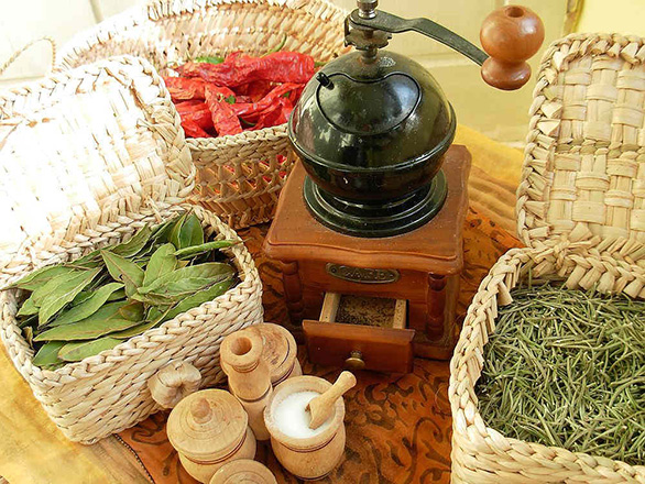 Mühle mit Gewürzen
