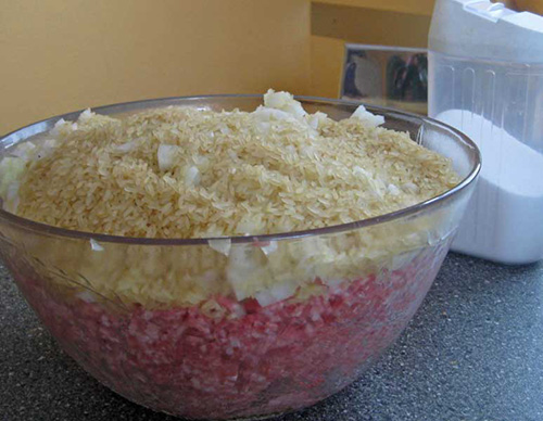 Schüssel mit Reis und Hackfleisch gefüllt