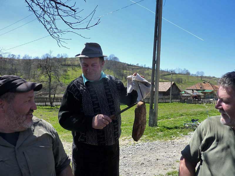 Wanderer neben einem Mann mit Speck