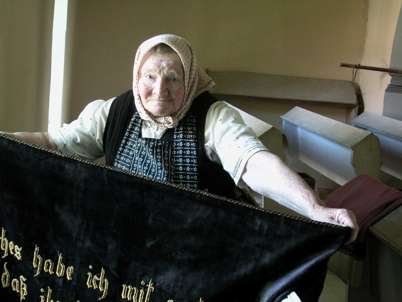 Frau mit Tuch in der Wehrkirche