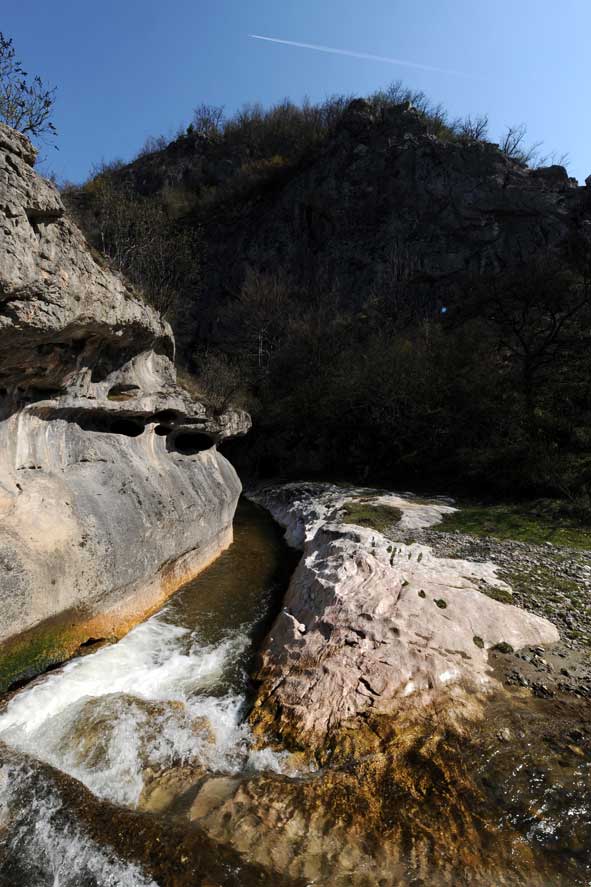 Felsen am Fluss