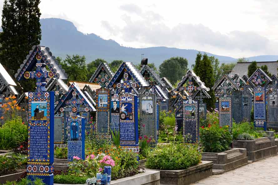 bunt bemalte Holzgrabtafeln auf dem fröhlichen Friedhof in Sapanta