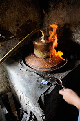 Löffel mit Schnaps wird in einen Flamme gehalten