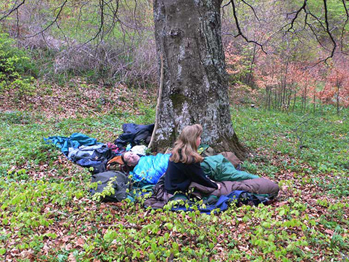 Menschen sitze unter einem Baum