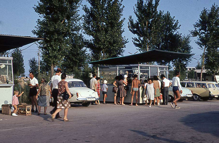 Menschen vor Kiosk