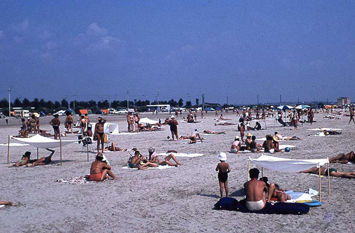 Menschen am Strand liegend