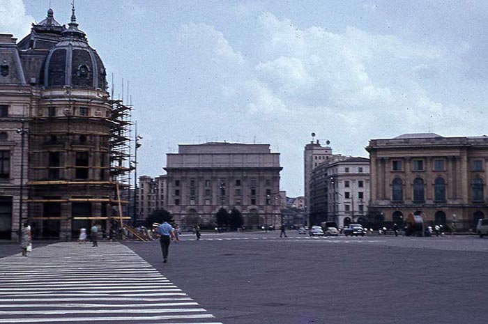 Platz mit historischen Gebäuden