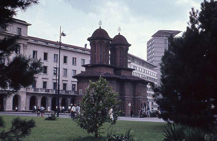 Kirche zwischen Neubauten