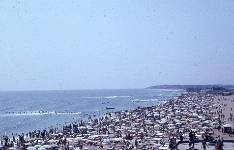 Strand mit vielen Menschen