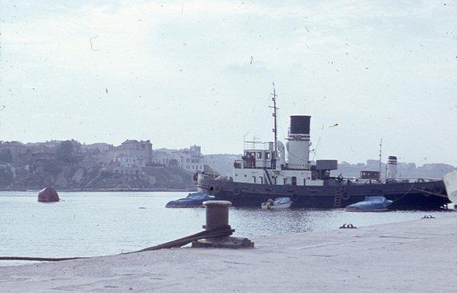 Boot im Hafen liegend