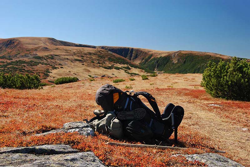 Rucksack vor Berglandschaft